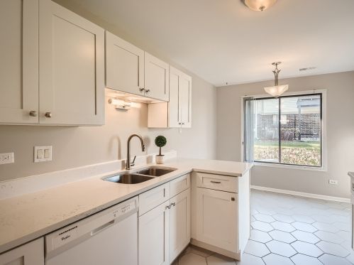 863 Carriage Ln, Palatine, IL 60074-1823