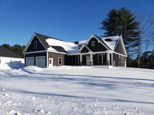 10 Macadamia Ln, Lewiston, ME 04240-1816