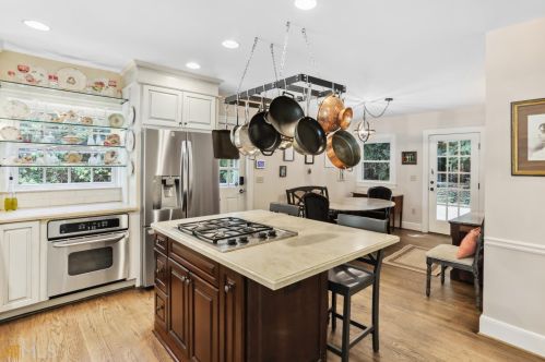 2885 Mornington Dr, Atlanta GA  30327-1272 exterior