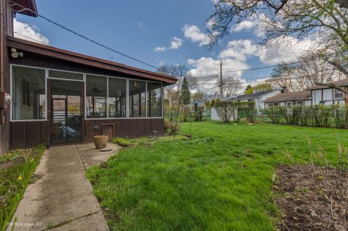 23 Chevy Chase Dr, Buffalo Grove, IL 60089-2801
