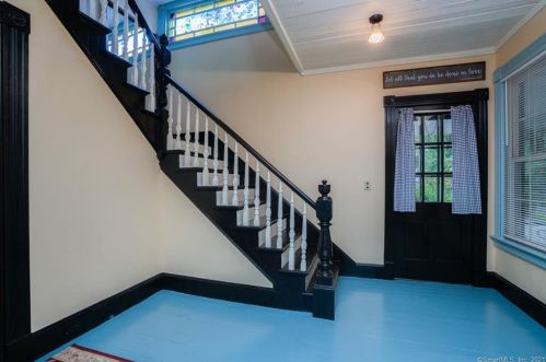 39 Harvard St, Waterbury, CT 06704-1515