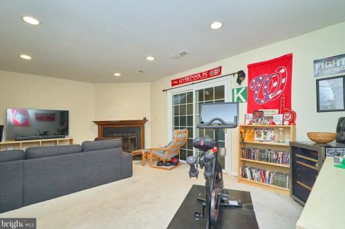 6740 Sunset Woods Ct, Springfield VA  22015-4241 exterior