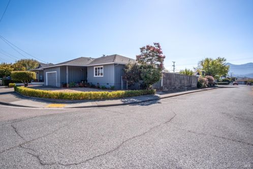 69 Ridgewood Dr, San Rafael, CA 94901-1153