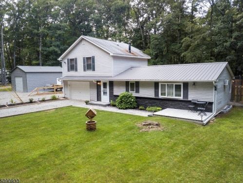 15 Beach Dr, Fredon, NJ 07860-6518
