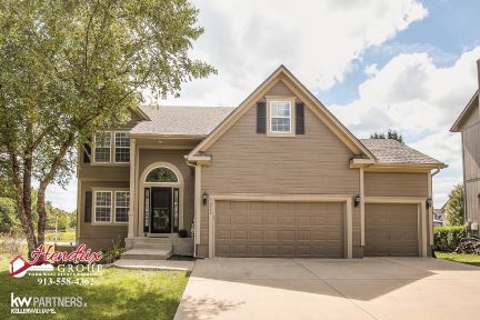 14549 152nd Pl, Olathe, KS 66062-3838