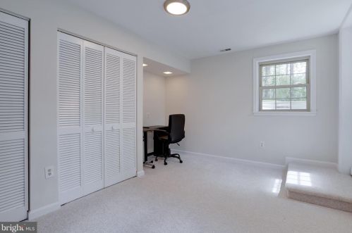 5707 Oak Leather Dr, Springfield VA  22015-2315 exterior