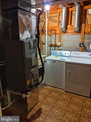 8069 Powderbrook Ln, Springfield VA  22153-2927 exterior