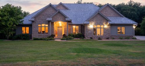 50 Telemark Dr, Mankato, MN 56001-4100