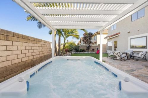 1938 White Birch Dr, Vista CA  92081-7316 exterior