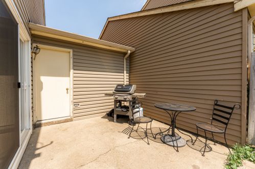 1308 Oriole Trl, Carol Stream IL  60188-6063 exterior
