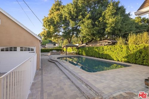 2417 Glenoaks Blvd, Glendale CA  91206-3027 exterior