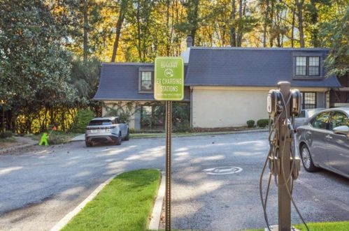 74 Montre Sq, Atlanta GA  30327-4044 exterior