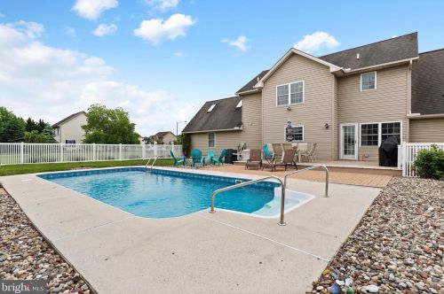 22 Meade Dr, Carlisle PA 17013-8141 exterior