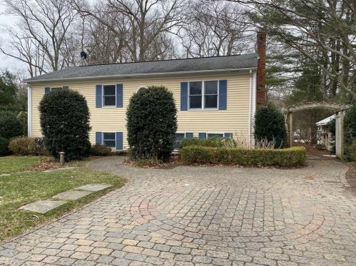 211 Butternut Dr, North Kingstown, RI 02852-6947