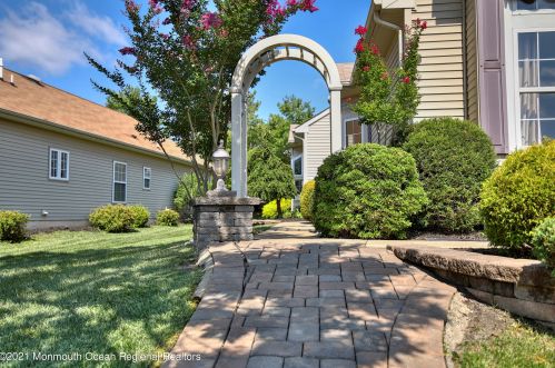 26 Ravenna Rd, Lakehurst, NJ 08759-6263