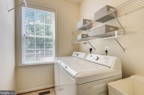 7112 Ayers Meadow Ln, Springfield VA  22150-4915 exterior