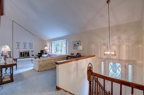127 Knollwood Dr, Glastonbury, CT 06033-1821