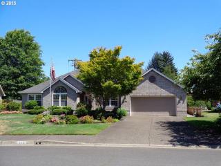 983 Fairway Pl, Springfield, OR 97477-8105