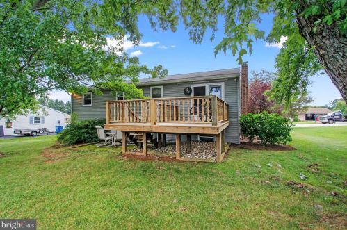 1464 Whispering Spg Dr, York PA 17408-8209 exterior