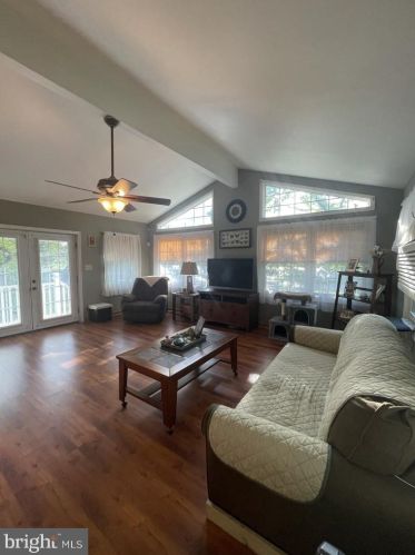 160 Crst Ave, Trenton NJ  08690-2103 exterior