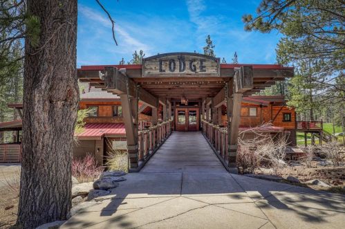 11589 Snowpeak Way, Truckee CA  96161-7093 exterior