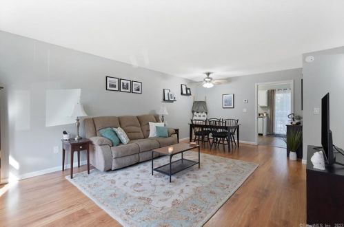 9 Windwood Dr, Windsor Locks, CT 06096-1610