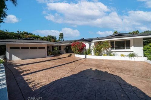 3701 Royal Woods Dr, Van Nuys CA  91403-4217 exterior