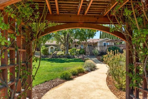 787 Dragonfly Ln, Healdsburg, CA 95448-9221