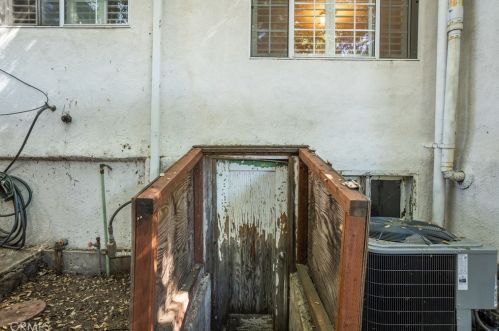 3300 Montrose Ave, Glendale CA 91214-3341 exterior