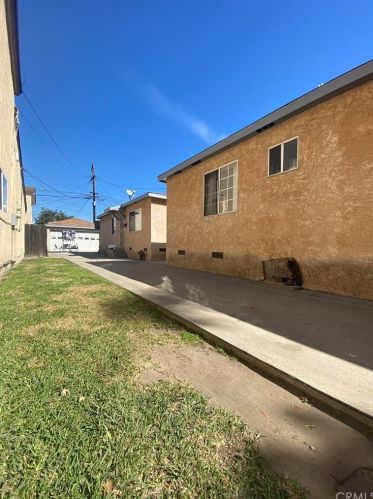 2745 Iowa Ave, South Gate, CA 90280-4009