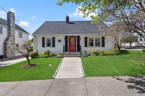 21 Cathedral Ave, Providence, RI 02908-1901