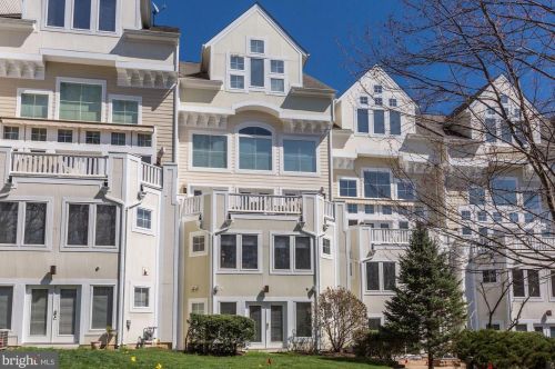 2024 Beacon Heights Dr, Herndon, VA 20191-4847