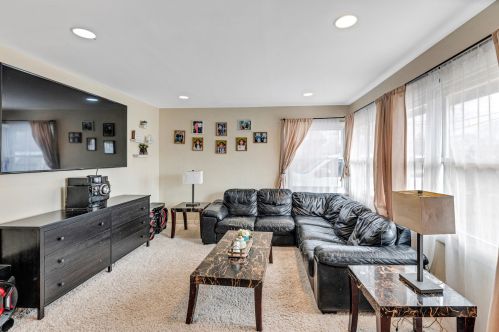 8356 Harlem Ave, Niles, IL 60714-2617