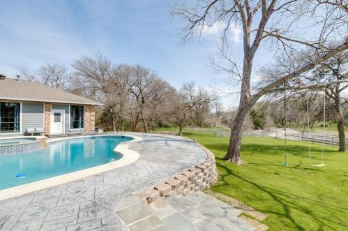 2817 Country Vly Rd, Garland TX  75041-2130 exterior