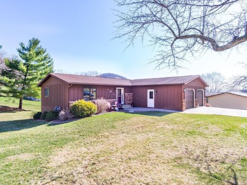 1533 Old Hickory Dr, La Crescent, MN 55947-9631