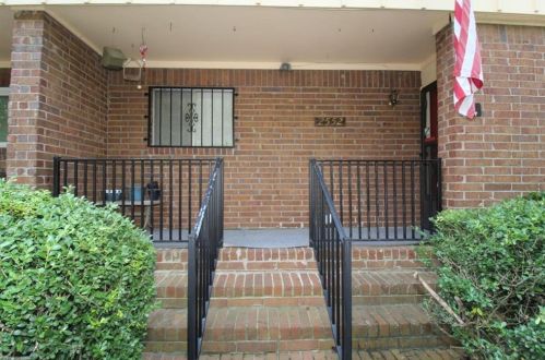 2552 Bradford Sq, Atlanta GA  30345-1339 exterior