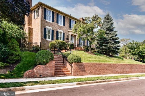 4910 35th Rd, Arlington, VA 22207-2817