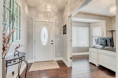 8064 Island Creek Dr, Taylorsville, UT 84081-1892