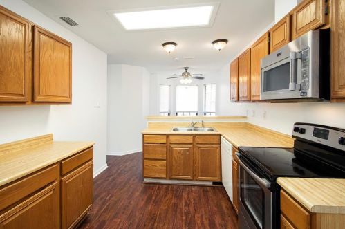 1921 Meadowview Ct, Carrollton TX 75010-4048 exterior