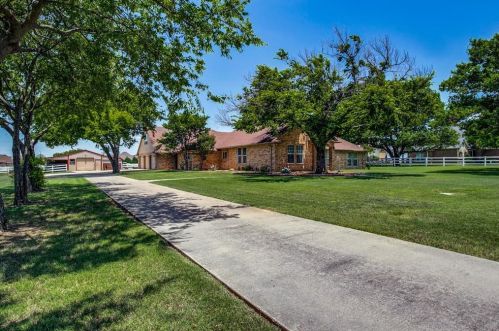 924 Round Hill Rd, Fort Worth, TX 76131-3820