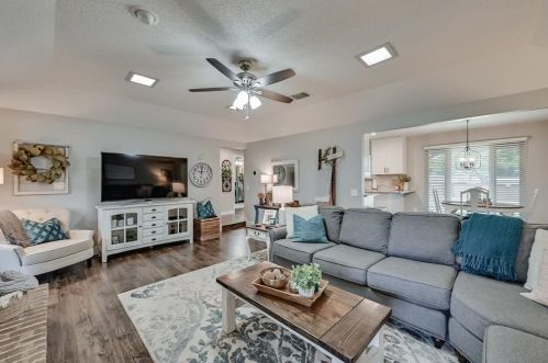 1402 Cambridge St, Midlothian, TX 76063-2521