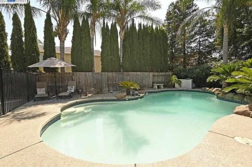 2102 Betty Ln, Tracy, CA 95377-2273