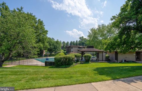 5814 Royal Ridge Dr, Springfield VA  22152-1015 exterior