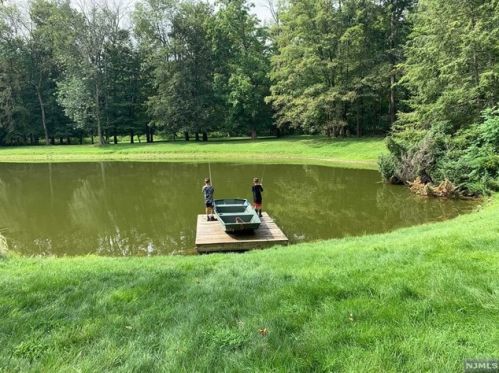 24 Lower Cross Rd, Upper Saddle River, NJ 07458-3207