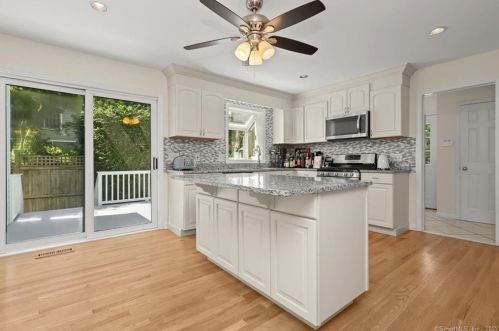 11 Edgewood Dr, Greenwich CT  06831-5213 exterior