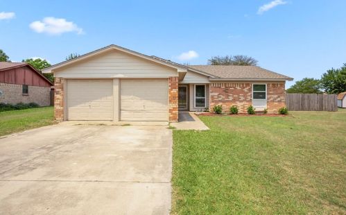 700 Fair Meadows Dr, Fort Worth, TX 76179-1017