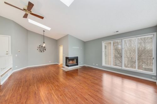 451 Valley Dr, Naperville, IL 60563-2925
