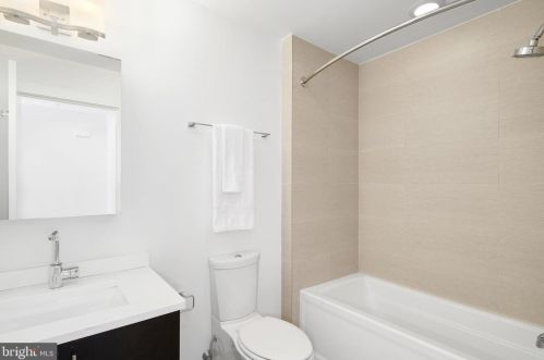 146 Front St, Philadelphia PA 19106-0020 exterior