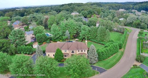 41 Dora Ln, Holmdel Village, NJ 07733-1672