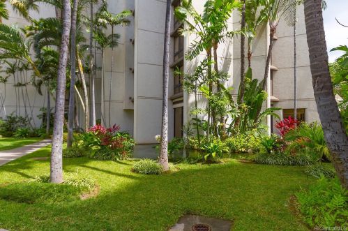300 Wai Nani Way, Honolulu HI  96815-3961 exterior
